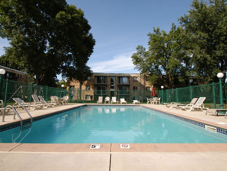 swimming pool at Winchester Apts